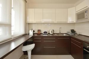 A kitchen or kitchenette at Deak Apartment