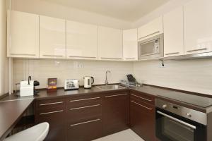 A kitchen or kitchenette at Deak Apartment