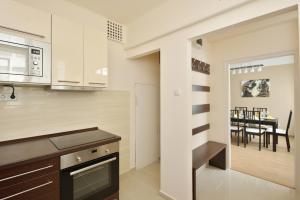 A kitchen or kitchenette at Deak Apartment