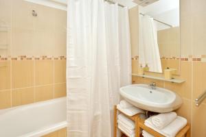 A bathroom at Deak Apartment