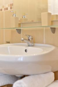 A bathroom at Deak Apartment