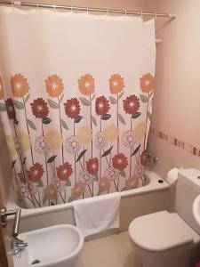 a bathroom with a shower curtain with flowers on it at APARTAMENTO PERGAR I - 4 PERSONAS DESDE 35e-WIFI in Granada