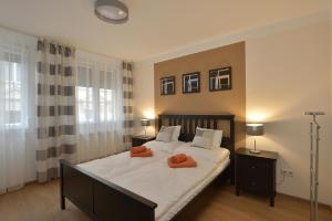 A bed or beds in a room at Deak Apartment