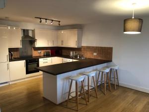 Kuchyň nebo kuchyňský kout v ubytování Spacious Clapham Apartments