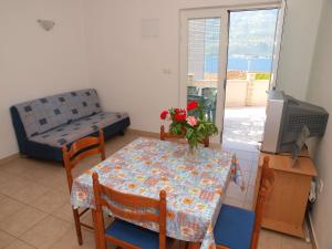 A television and/or entertainment centre at Apartments Adriatic