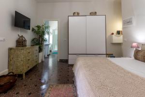A bed or beds in a room at Ciudad Jardín Marina