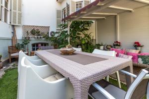 una mesa y sillas en un patio con chimenea en Ciudad Jardín Marina, en Las Palmas de Gran Canaria