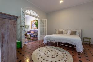 1 dormitorio con cama y alfombra circular en Ciudad Jardín Marina, en Las Palmas de Gran Canaria