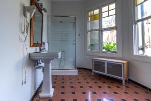 A bathroom at Ciudad Jardín Marina Még 23 kép
