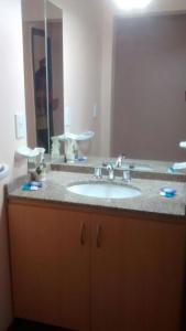 een badkamermeubel met een wastafel en een spiegel bij Chalets Andalgala in Merlo +15 foto's