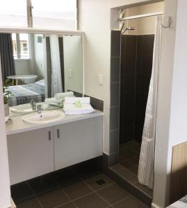 A bathroom at Northside Hotel Albury
