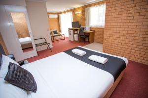 Postel nebo postele na pokoji v ubytování Blue Whale Motor Inn & Apartments