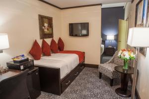 Televízia a/alebo spoločenská miestnosť v ubytovaní Hotel Fusion, a C-Two Hotel