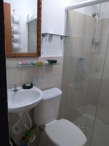 La salle de bains est pourvue de toilettes, d'un lavabo et d'une douche. dans l'établissement Pedra Do Imperador, à Nova Friburgo