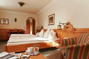 una habitación de hotel con una cama grande y una mesa en Hotel Lindner, en Vöcklabruck