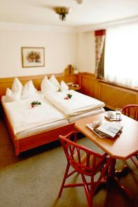 Postel nebo postele na pokoji v ubytování Hotel Lindner