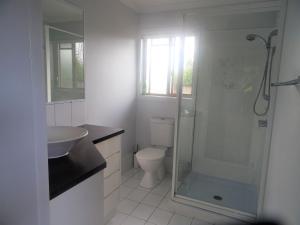 A bathroom at Apurla Hervey Bay - Located at the Point