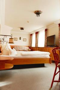 En eller flere senger på et rom på Hotel Lindner