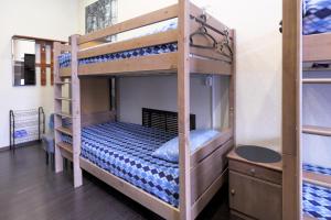 Poschodová posteľ alebo postele v izbe v ubytovaní VladStar INN