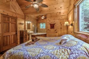 Säng eller sängar i ett rum på Magnolia Streamside Resort