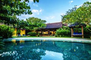 una imagen de una piscina frente a una casa en Villa Jeruk I 2 Bedrooms Umalas Canggu, en Canggu