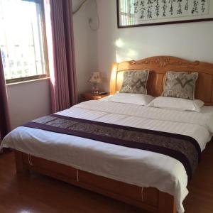 เตียงในห้องที่ Wuyuan Man Shan Inn