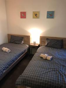 Liverpool New Apt 2BR and 2Bath tesisinde bir odada yatak veya yataklar