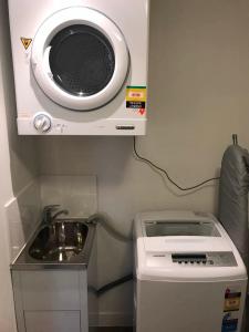 a microwave and a sink in a room at Liverpool New Apt 2BR and 2Bath in Liverpool