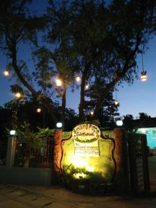 Taman di luar Smilingface guesthouse