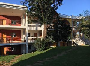 budynek z zielonym trawnikiem przed nim w obiekcie Hotel H1 Antsirabe w mieście Antsirabe