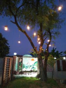 Taman di luar Smilingface guesthouse