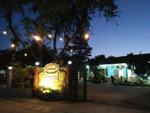 Taman di luar Smilingface guesthouse