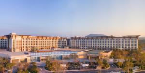 una vista aérea de un gran edificio con aparcamiento en Landing Jeju Shinhwa World Hotel, en Seogwipo