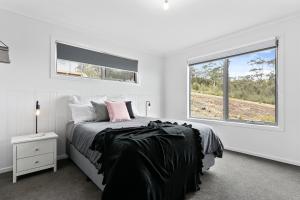 A bed or beds in a room at Chill Tasmania