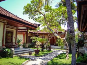 Ein Garten an der Unterkunft Puri Bagus Candidasa