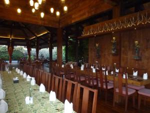 En restaurant eller et andet spisested på Hotel Puri Bambu