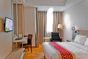 TV a/nebo společenská místnost v ubytování Nagoya Hill Hotel Batam