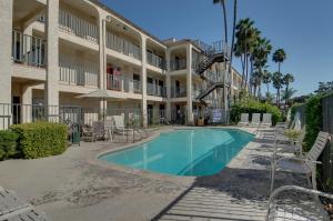 una piscina frente a un edificio en Vagabond Inn Glendale, en Glendale