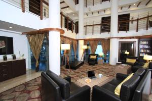 vestíbulo de un hotel con sofás y TV en Melange Astris en Bangalore
