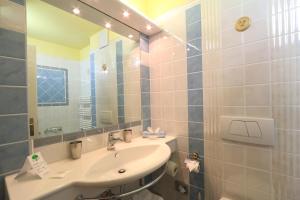 Vonios kambarys apgyvendinimo įstaigoje Lifestyle & Spa Hotel Grächerhof