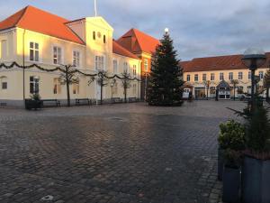 un gran edificio con un árbol de Navidad delante de él en Engbo, en Ringkøbing