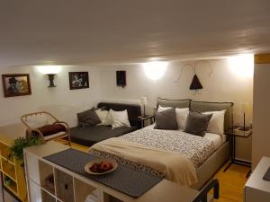 ナポリにあるGraziella 27のベッドルーム(ベッド1台、ソファ付)