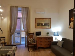 ナポリにあるGraziella 27のリビングルーム(ソファ、テーブル付)、窓が備わります。