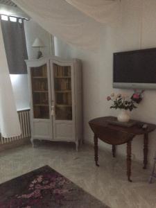 a living room with a tv and a table and a tvicter at Reiser in Épernay