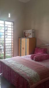 Ένα ή περισσότερα κρεβάτια σε δωμάτιο στο Homestay Syariah Grahadi
