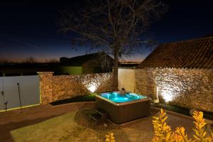 Bazén v ubytovaní Wellness & Spa Villa Spirini Dvori alebo v jeho blízkosti