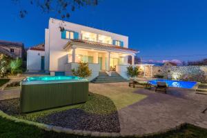Bazén v ubytovaní Wellness & Spa Villa Spirini Dvori alebo v jeho blízkosti