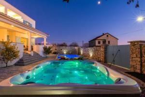 Bazén v ubytovaní Wellness & Spa Villa Spirini Dvori alebo v jeho blízkosti