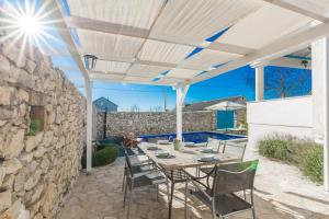 Patio alebo iná vonkajšia časť ubytovania Wellness & Spa Villa Spirini Dvori