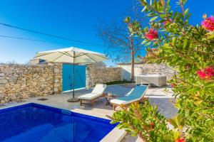 Bazén v ubytovaní Wellness & Spa Villa Spirini Dvori alebo v jeho blízkosti